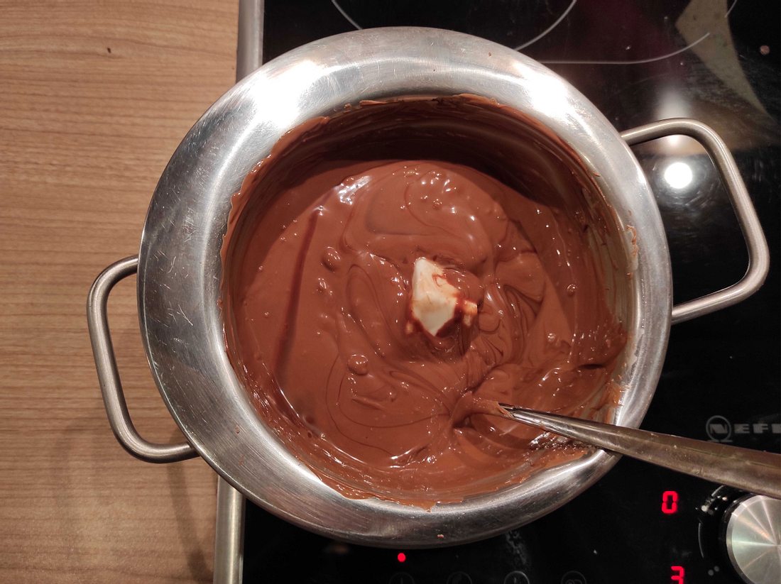 Kokosfett in die flüssige Schokolade geben. Schoko-Crossies Schritt 3