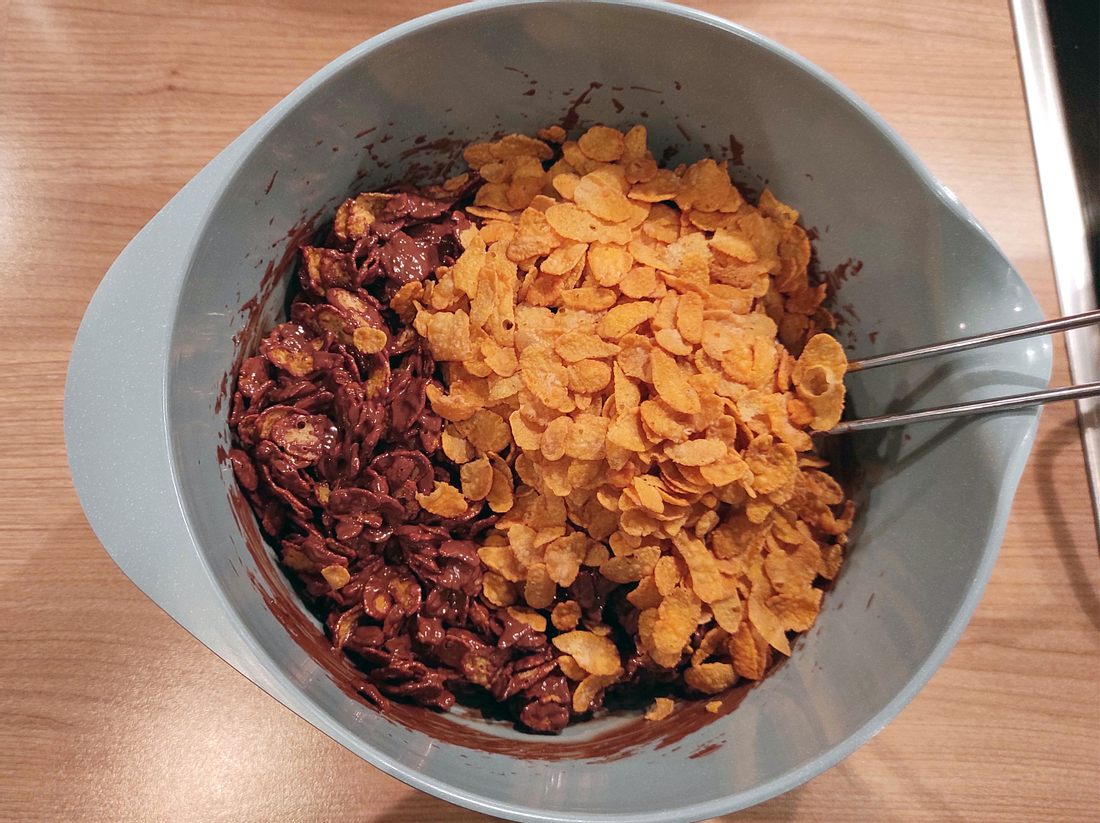 Schokolade und Cornflakes vermischen. Schoko-Crossies Schritt 4