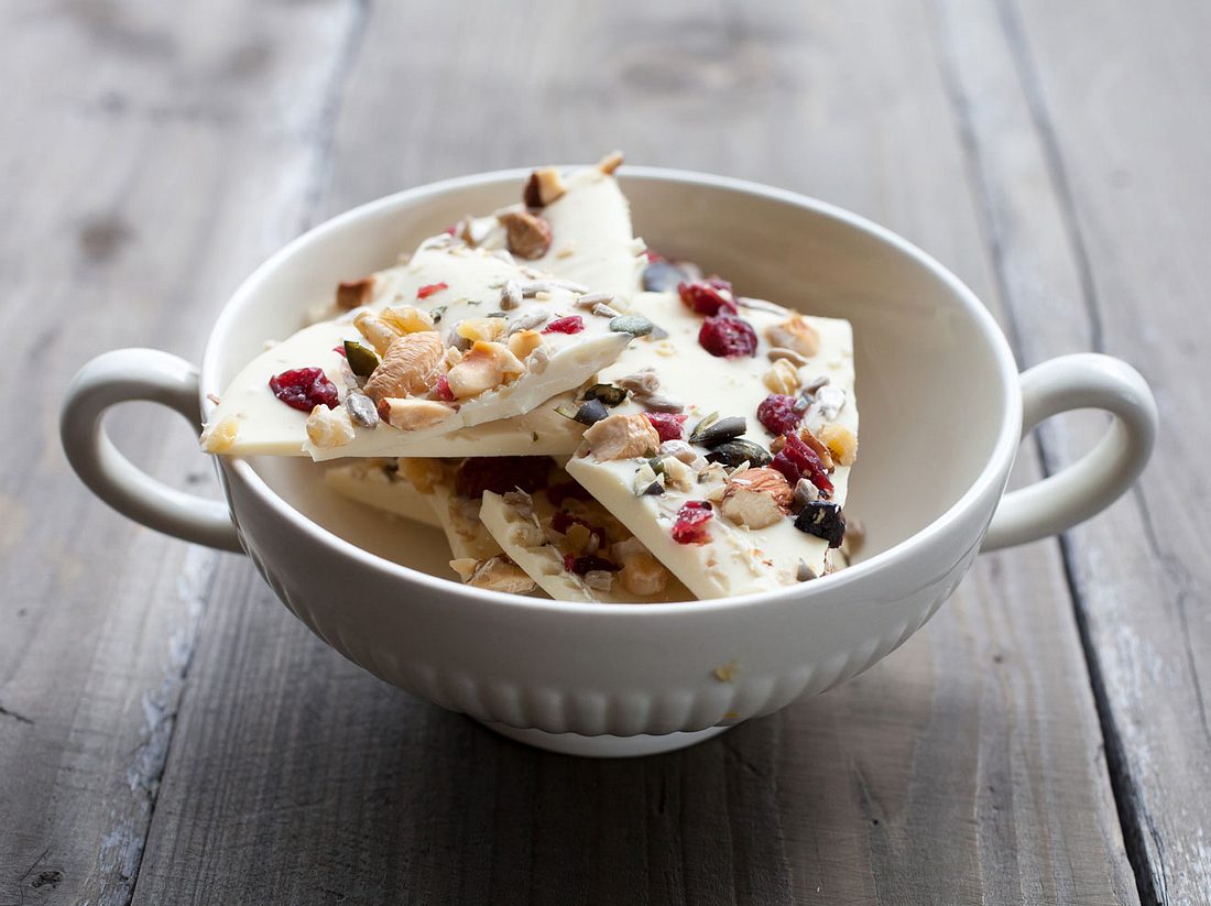 Schokolade mit Cranberrys und Nüssen selber machen ist super leicht - und kommt
gut an! Schokolade mit Cranberrys und Nüssen selber machen ist super leicht - und kommt gut an!