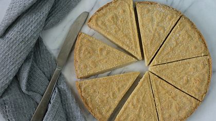 Schottisches Shortbread in Petticoat Tails geschnitten. - Foto: iStock / mtreasure