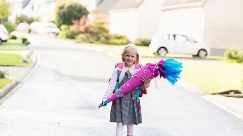 So ein Strahlen! Kein Wunder bei der schönen Schultüte! - Foto: iStock/SilviaJansen