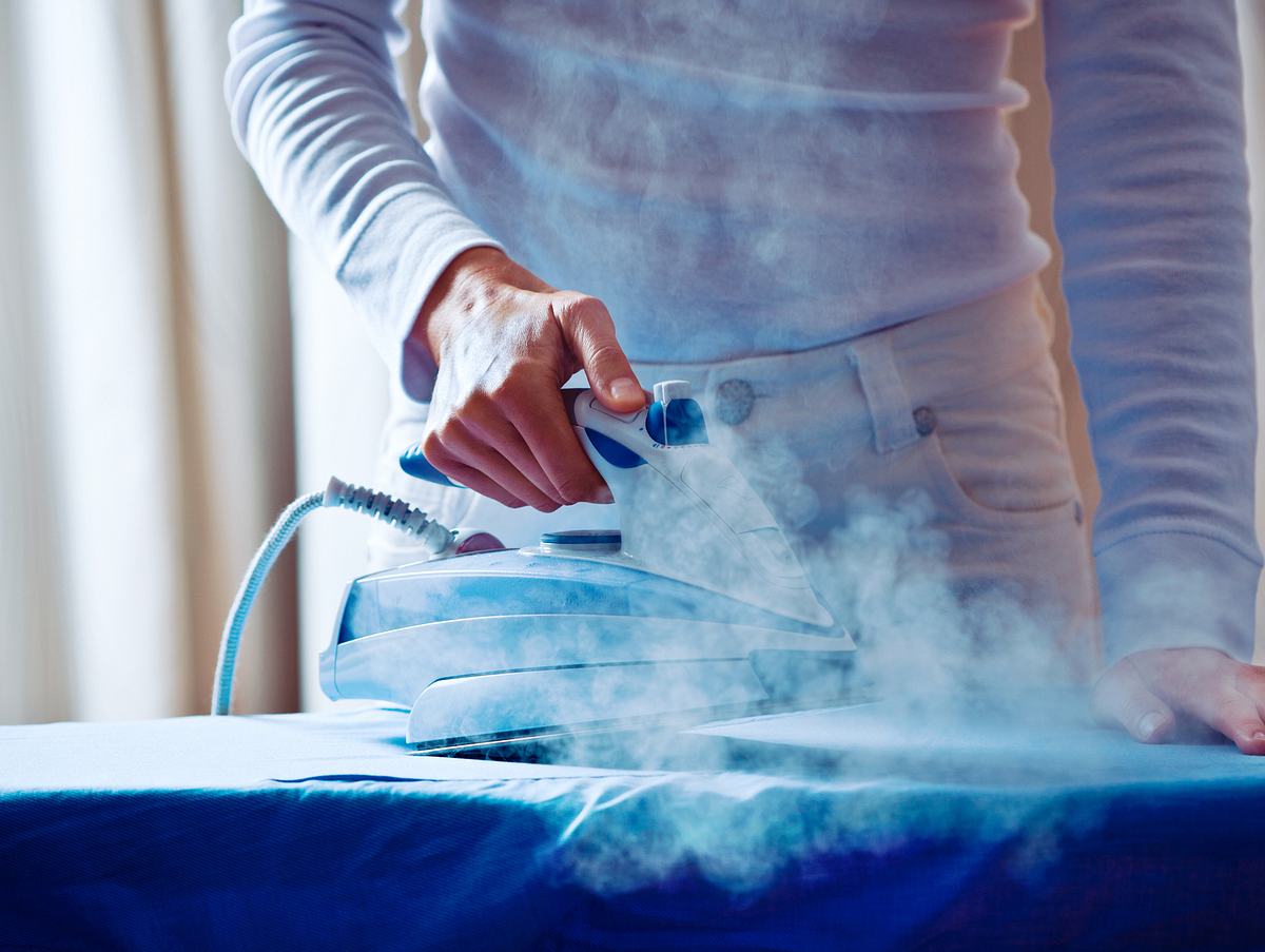 Mit heißem Dampf werden Bakterien aus stinkender Kleidung abgetötet