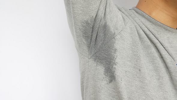 Schweißabdrücke auf einem grauen Shirt. - Foto: iStock / Yusuke Ide