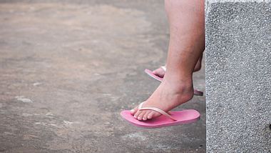 Schwere Beine: Diese Tipps schaffen Erleichterung - Foto: martinplkang / iStock