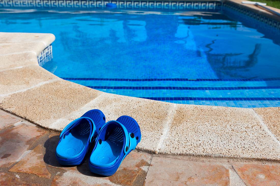 Schwimmschuhe am Pool Schwimmschuhe am Pool
