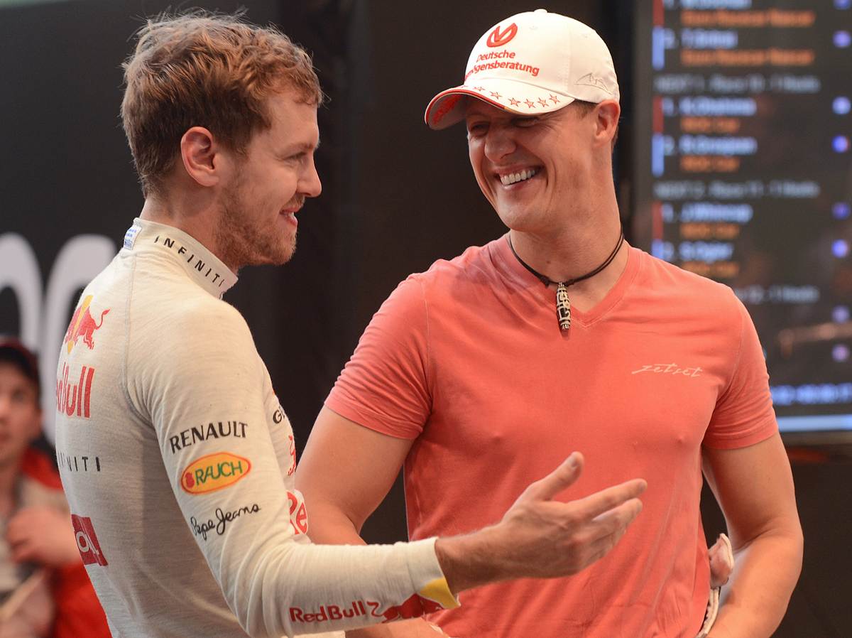 Sebastian Vettel im Gespräch mit Michael Schumacher