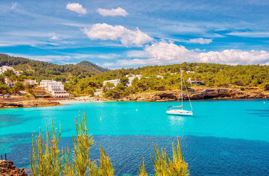 Segeln vor der 'Cala de Portinatx' auf Ibiza Segeln vor der 'Cala de Portinatx' auf Ibiza