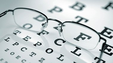Woran Sie merken, dass Sie eine neue Brille kaufen sollten. - Foto: peepo / iStock