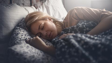 Frau schläft auf Seitenschläferkissen - Foto: iStock/Aja Koska