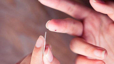 Ein Selbsttest kann schon mit einem Piks in den Finger Aufschluss über unsere Gesundheit geben. - Foto: Noppawan Laisuan / iStock