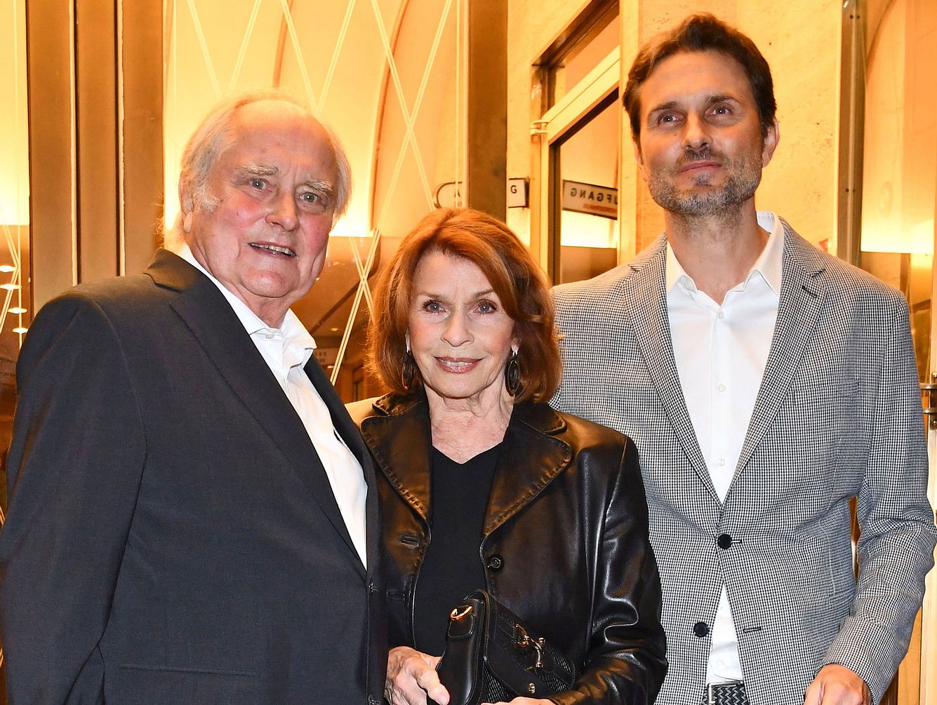 Senta Berger mit ihrem Mann Michael und ihrem Sohn Simon Verhoeven im September 2021 beim Ernst Lubitsch Award in Berlin. Senta Berger mit Mann Michael und Sohn Simon Verhoeven.