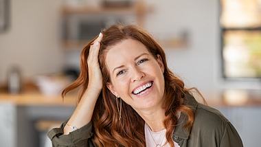 Mature beautiful woman laughing - Foto: Getty Images/iStockphoto