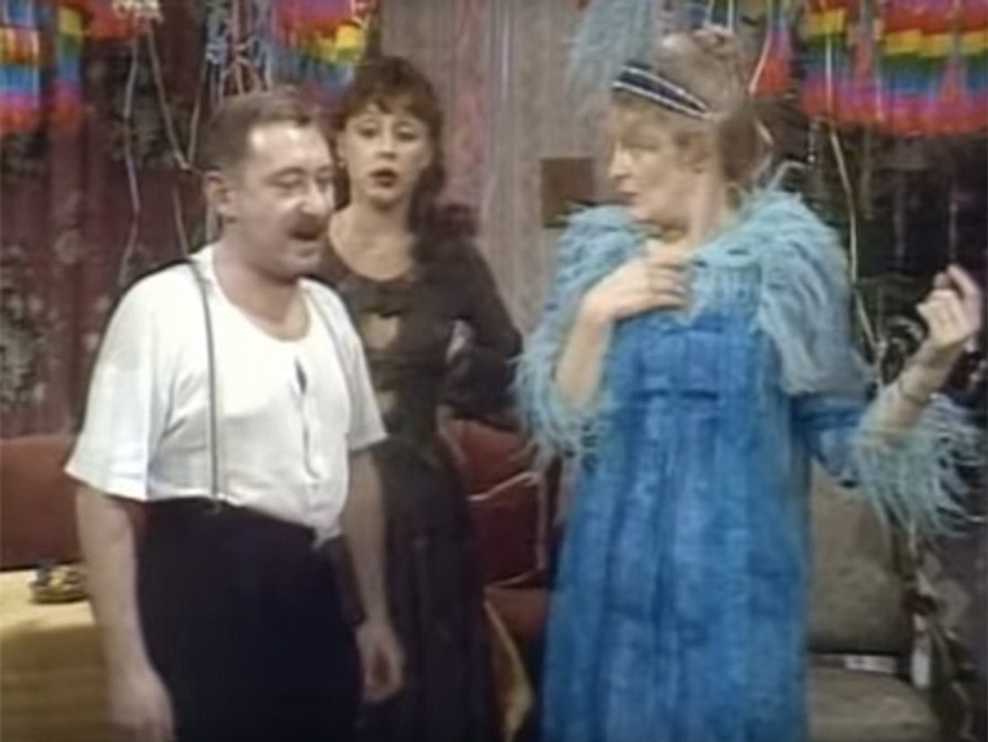 Die Tatsache, dass Alfred mit seiner Frau Tango tanzt, beweist: Der Punsch war
mächtig. Silvesterklassiker - Sylvesterpunsch