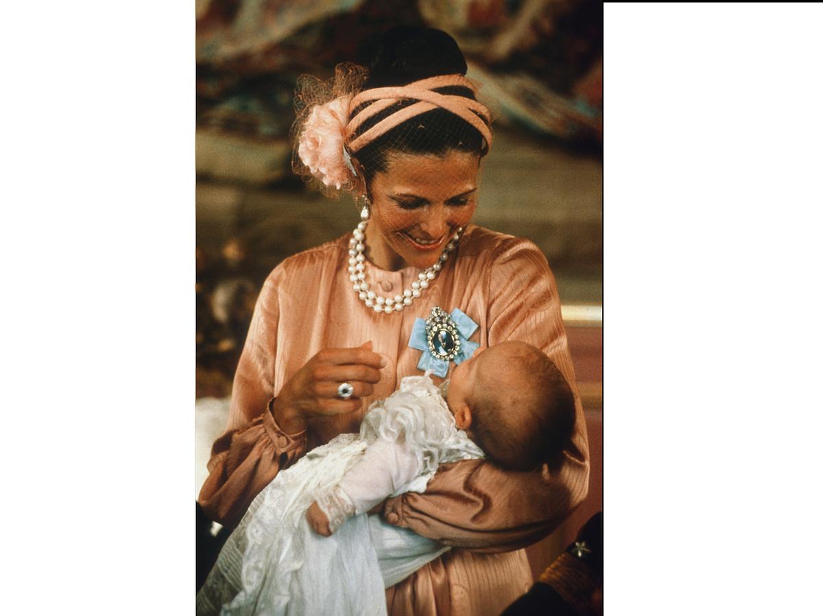 Königin Silvia hält ihren Sohn Prinz Carl Philip bei seiner Taufe auf dem Arm. 