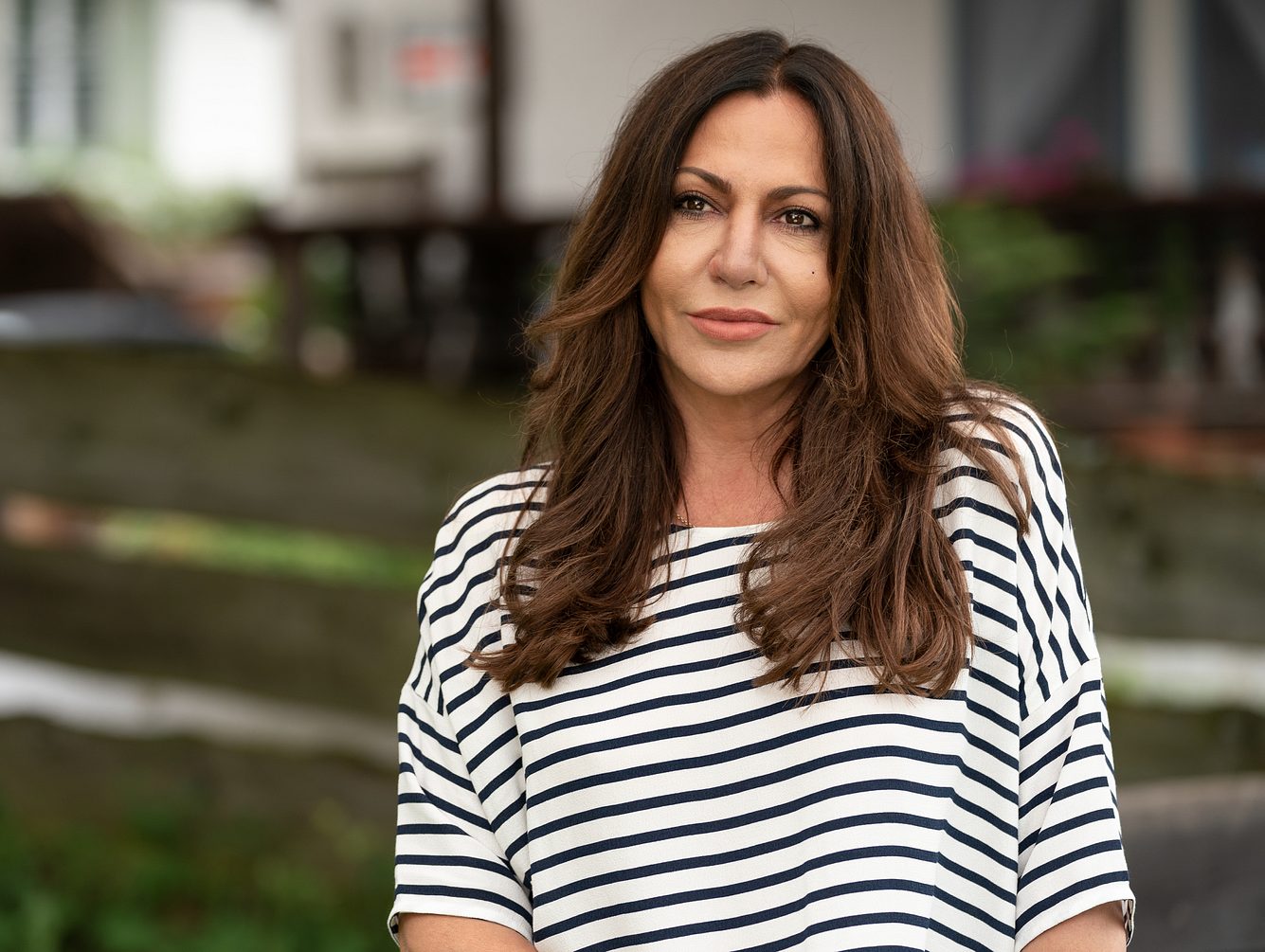 Simone Thomalla als Katja Baumann Simone Thomalla als Katja Baumann lehnt an einem Gartenzaun und schaut verträumt in die Gegend
