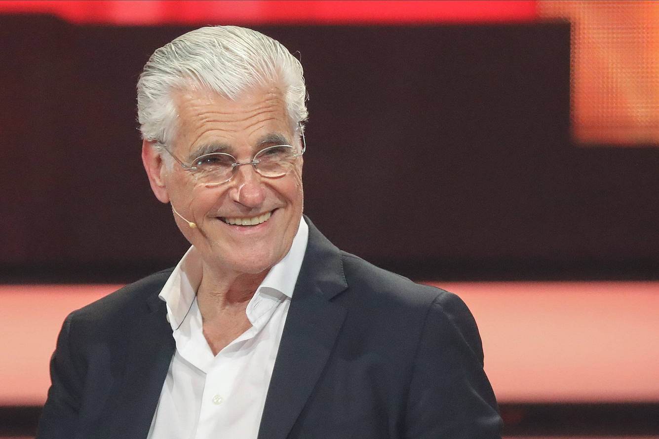 Sky du Mont ist seit fünf Monaten glücklich mit der Journalistin Julia Schütze liiert. Sky du Mont bei der ARD-Fernsehaufzeichnung der Unterhaltungsshow 'Verstehen Sie Spaß'? im Jahr 2019.