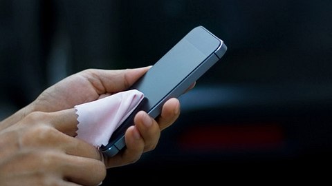 Smartphone & Co. richtig reinigen - Foto: ipopba / iStock