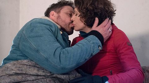 Sonja und Tilmann küssen sich - Foto: ARD / Nicole Manthey