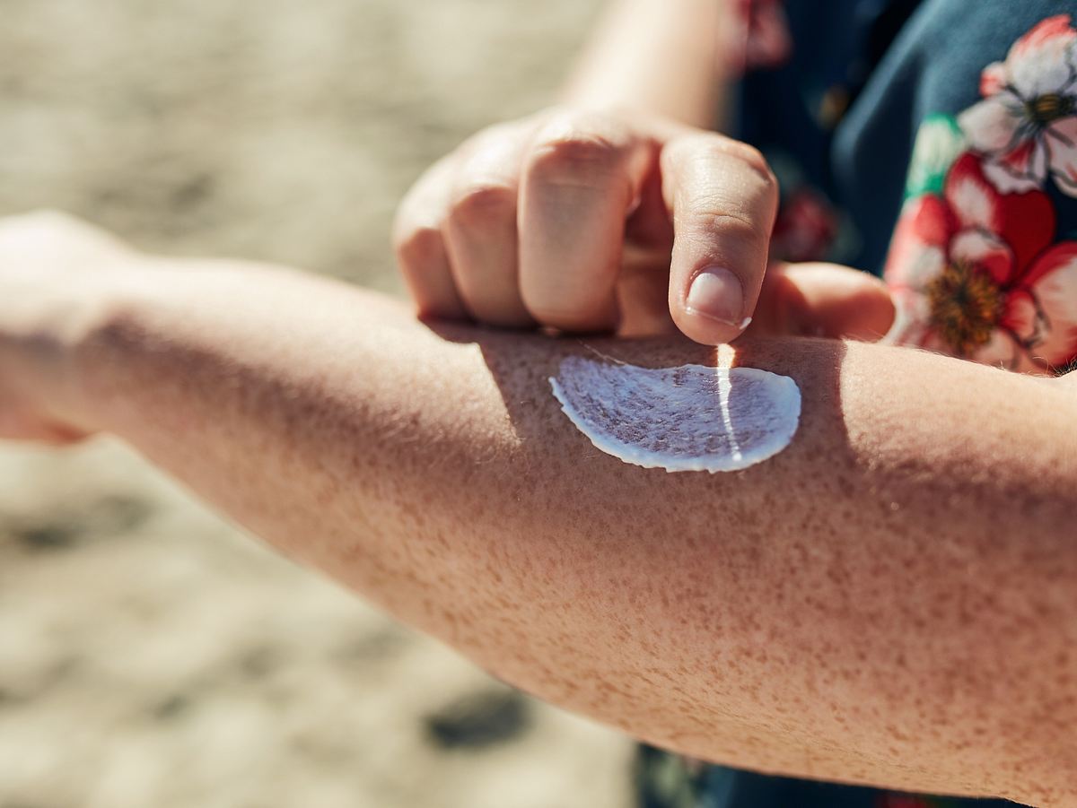 Naturkosmetik Sonnencreme wird auf Haut aufgetragen