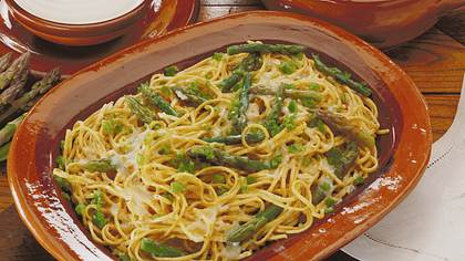 Spaghetti mit Spargel, Bärlauch und Sauce Hollandaise - Foto: Getty Images / Stockbyte