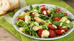 Auf diesem Foto sehen Sie Spargelsalat mit Rucola und Kirschtomaten. - Foto: fermate / iStock