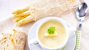 Spargelsuppe aus Schalen ist die ideale Grundlage für eine Spargelcremesuppe. - Foto: Dar1930 / iStock