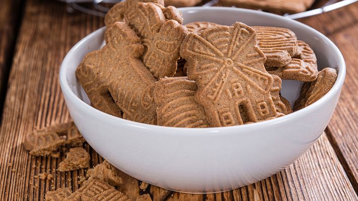 Selbstgemachte Spekulatius in einer Schüssel auf einem Holztisch - Foto: HandmadePictures / iStock