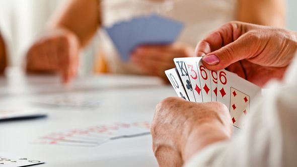 Senioren spielen Kartenspiel - Foto: iStock/izusek