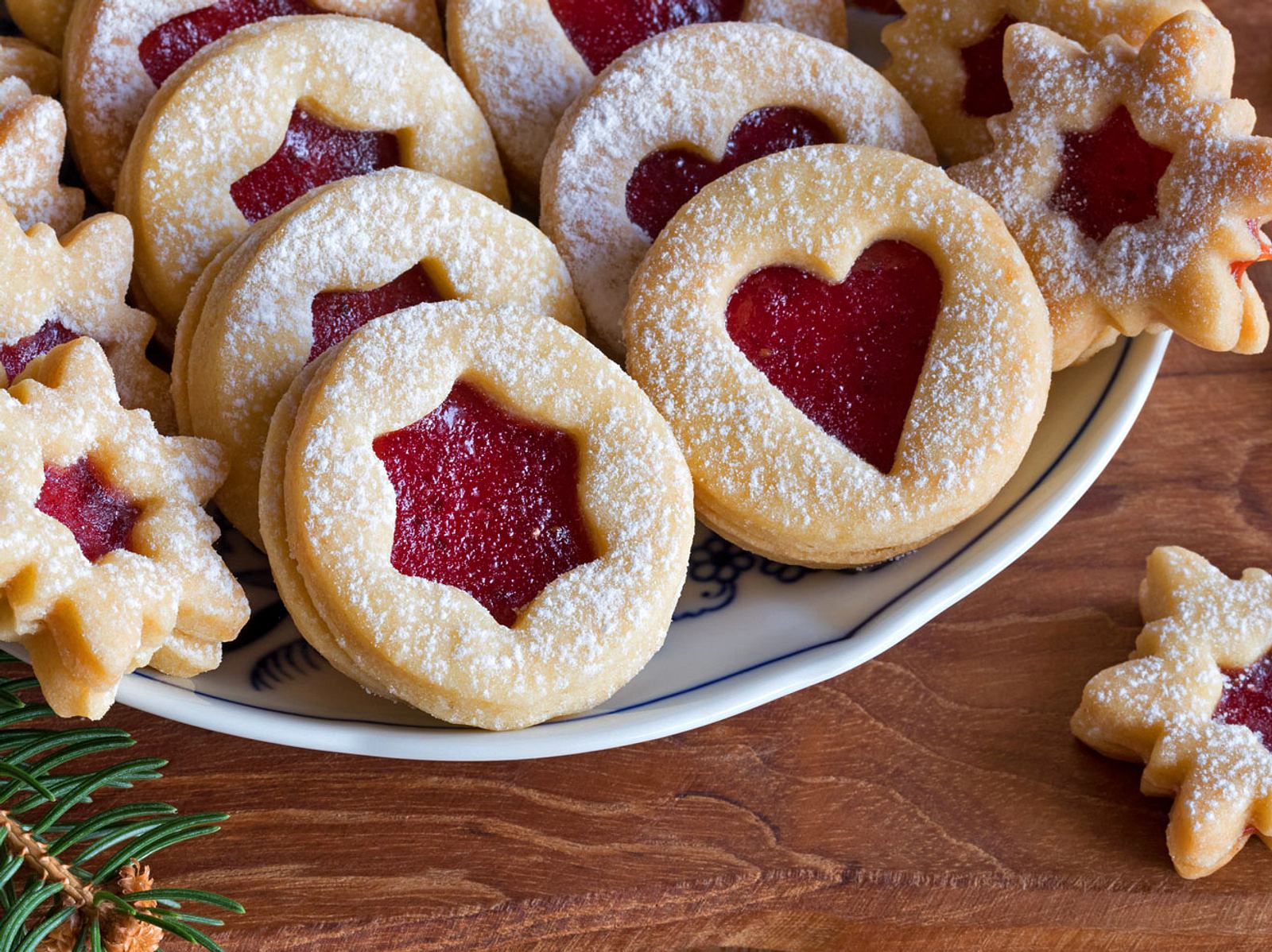 Spitzbuben backen: Omas Rezept für Linzer Plätzchen | Liebenswert Magazin