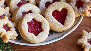 Im Advent kommen traditionell auch selbst gebackene Spitzbuben (Linzer Plätzchen) auf den Tisch. - Foto: iStock / Madeleine_Steinbach