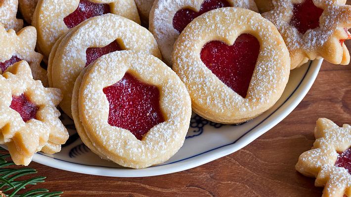 Im Advent kommen traditionell auch selbst gebackene Spitzbuben (Linzer Plätzchen) auf den Tisch. - Foto: iStock / Madeleine_Steinbach