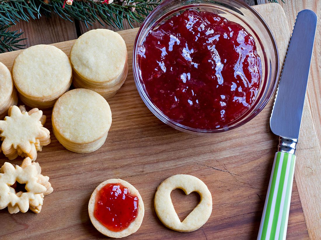 Spitzbuben Backen Omas Rezept Fur Linzer Platzchen Liebenswert Magazin