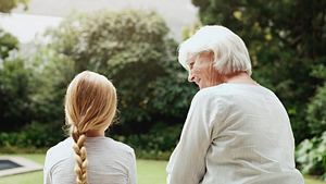 Oma und Enkelin sitzen im Garten.  - Foto: shapecharge / iStock