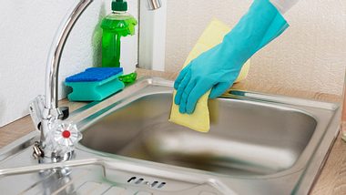 Spüle reinigen mit Hausmitteln: Tipps und Tricks - Foto: AndreyPopov/iStock