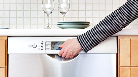 Was tun, wenn die Spülmaschine kein Wasser zieht oder andere Probleme macht? - Foto: YinYang / iStock