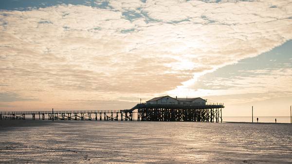 Sonnenuntergang am Strand von St. Peter Ording. - Foto: Lisa Vlasenko / iStock