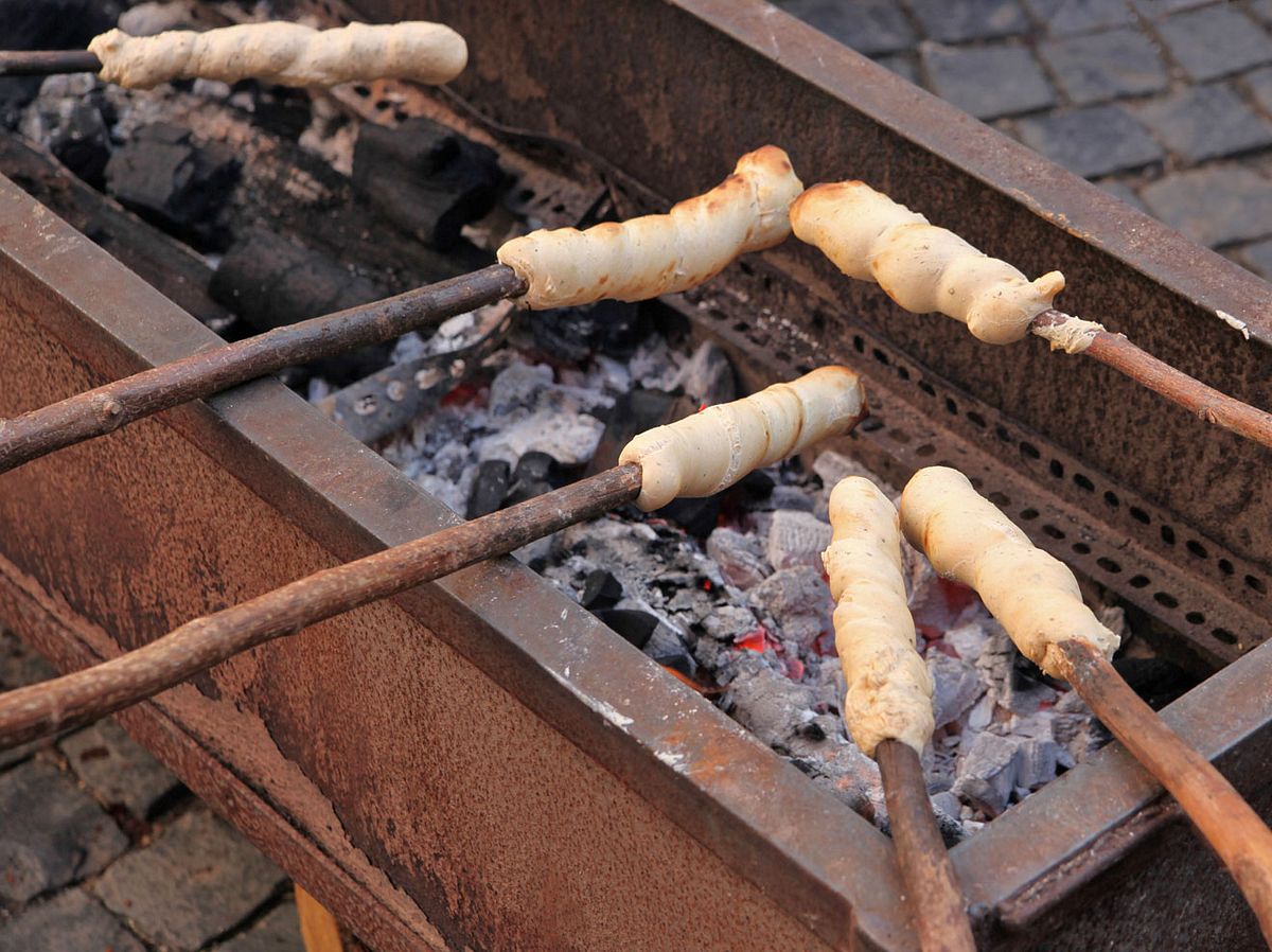 Stockbrot lässt sich im Garten über der Glut des Grills backen.