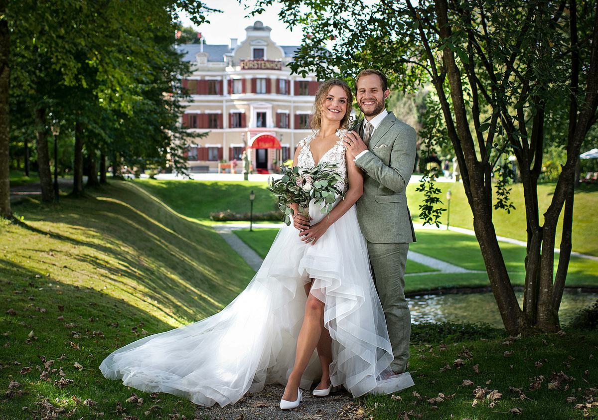 Das offizielle Sturm der Liebe-Hochzeitsfoto von Maja und Florian vor dem Fürstenhof.