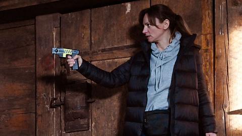Sturm der Liebe:  Ariane (Viola Wedekind) hält eine Waffe in der Hand. - Foto:  ARD / Saskia Pave