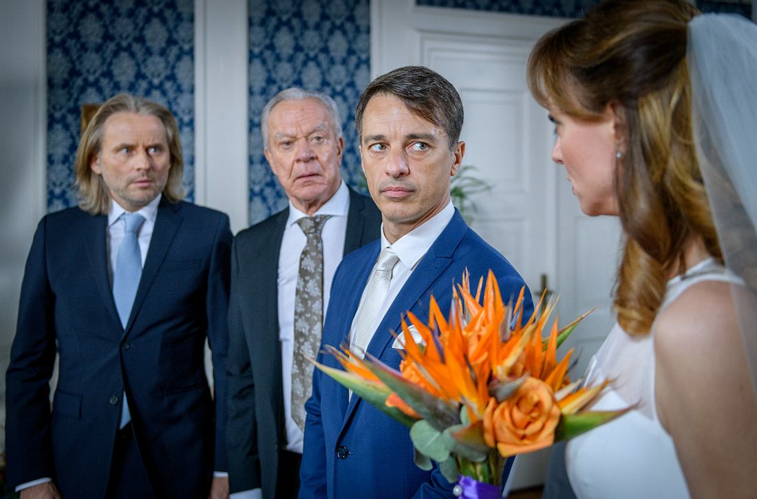 Robert kommt bei der 'Sturm der Liebe'-Hochzeit mit Ariane ins Zweifeln. Robert kommt bei der 'Sturm der Liebe'-Hochzeit mit Ariane ins Zweifeln.