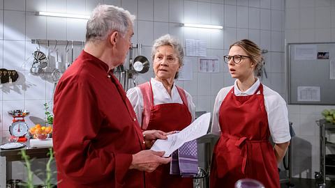  André (Joachim Lätsch), Hildegard (Antje Hagen) und Josie (Lena Conzendorf) in Sturm der Liebe. - Foto: ARD/Christof Arnold