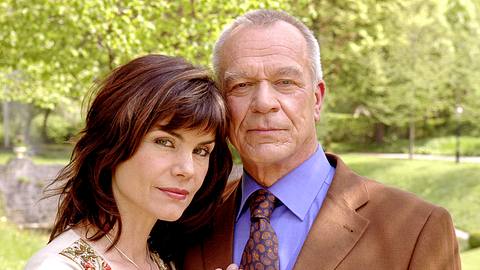 Sie liebten und sie hassten sich: Barbara (Nicola Tiggeler) und Werner (Dirk Galuba) bei Sturm der Liebe. - Foto: ARD/R.M.Reiter