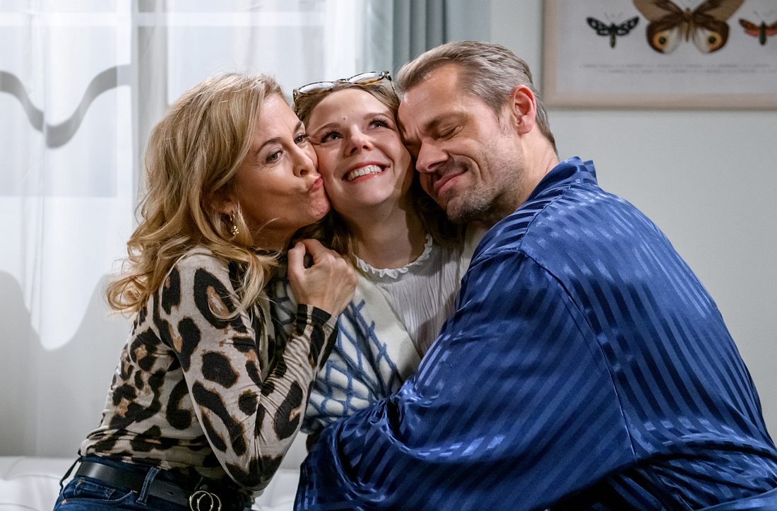 Yvonne (Tanja Lanäus), Josie (Lena Conzendorf) und Erik (Sven Waasner) in Sturm der Liebe. 