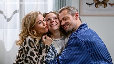 Yvonne (Tanja Lanäus), Josie (Lena Conzendorf) und Erik (Sven Waasner) in Sturm der Liebe.  - Foto: ARD/WDR/Christof Arnold