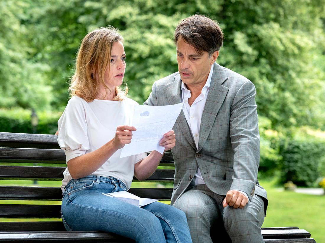 Lia und Robert sind bei 'Sturm der Liebe' geschockt vom Vaterschaftstestergebnis. Lia und Robert sind bei 'Sturm der Liebe' geschockt vom Vaterschaftstestergebnis.