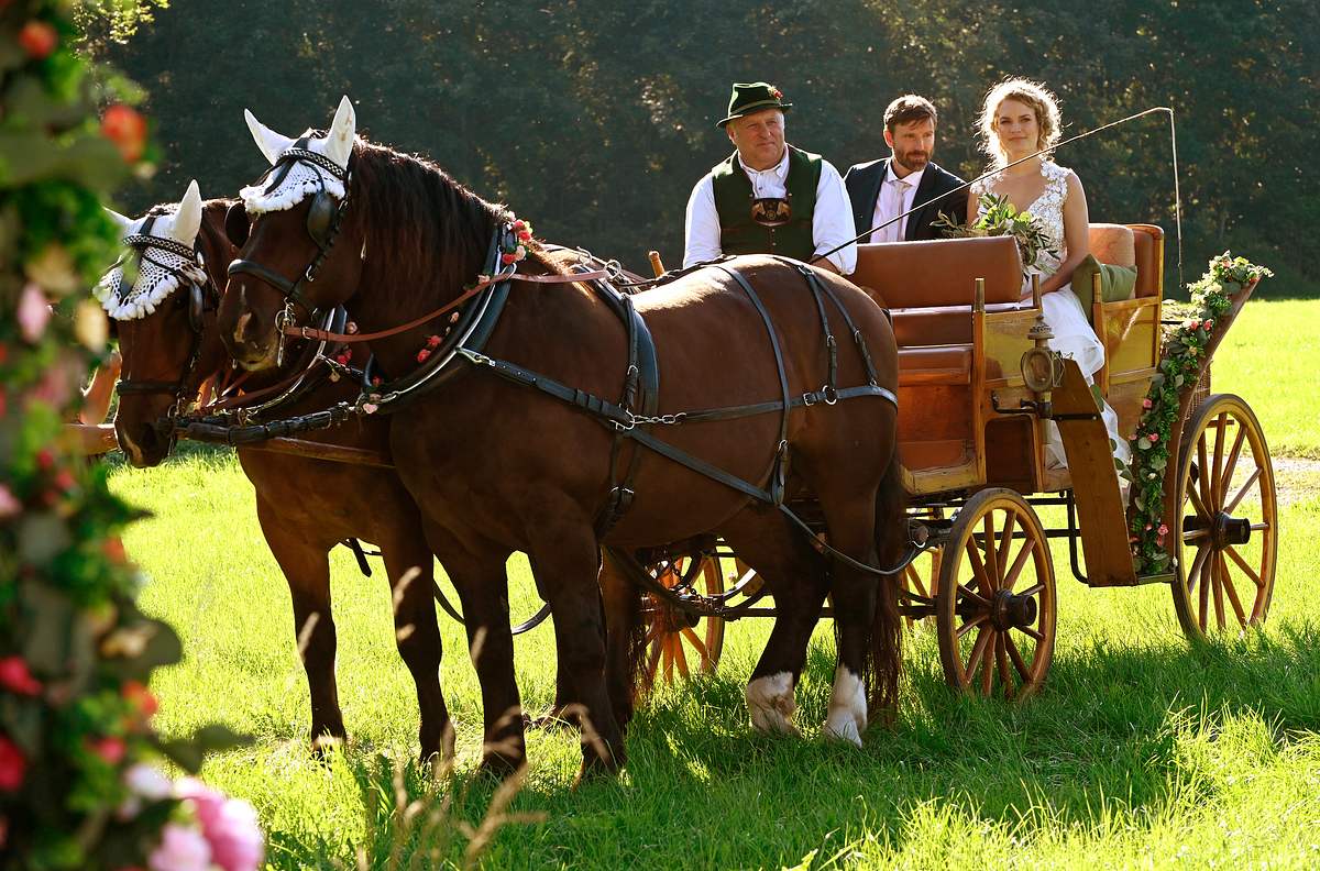 Sturm der Liebe: Maja wird von ihrem Vater Cornelius in der Kutsche zu ihrer Trauung mit Florian begleitet.