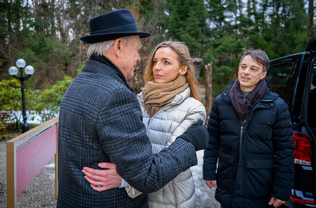 Werner verabschiedet sich bei 'Sturm der Liebe' von Lia und Robert. Werner verabschiedet sich bei 'Sturm der Liebe' von Lia und Robert.