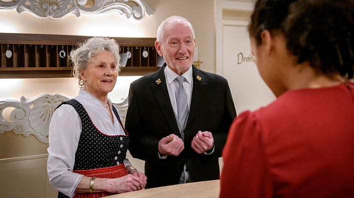 Alfons und Hildegard Sonnbichler droht wegen Nicole ein verhängnisvoller Interessenkonflikt - Foto: ARD/WDR/Christof Arnold