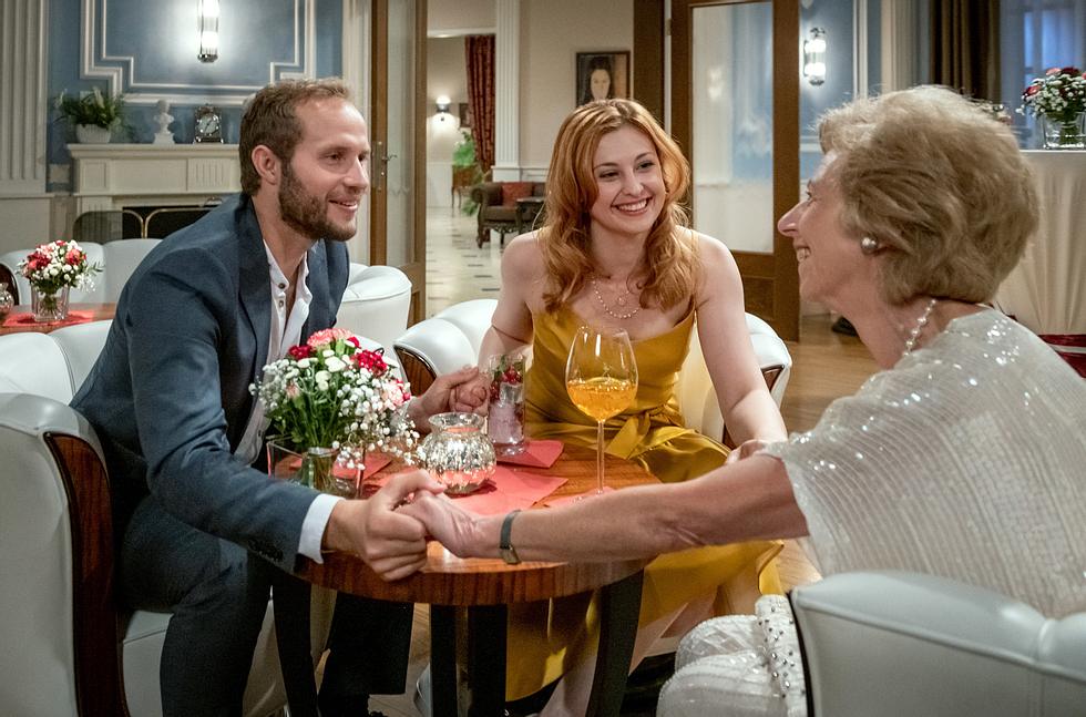 Florian und Constanze tun bei 'Sturm der Liebe' so, als seien sie verlobt. Florian und Constanze tun bei 'Sturm der Liebe' so, als seien sie verlobt.