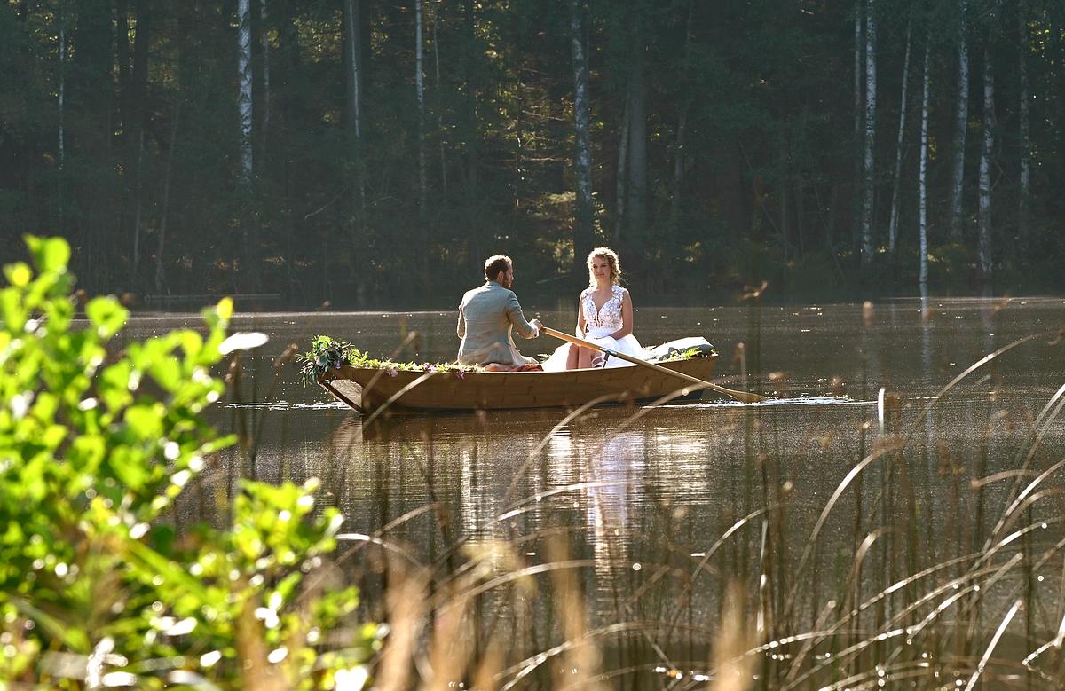Sturm der Liebe: Florian und Maja fahren mit dem Boot zu ihrer Hochzeitsfeier.